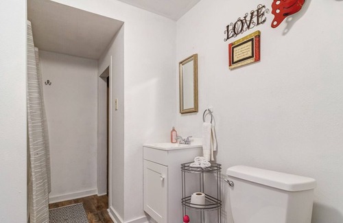 New Iberia Villa | Updated Cottage, pet friendly, full equipped home.