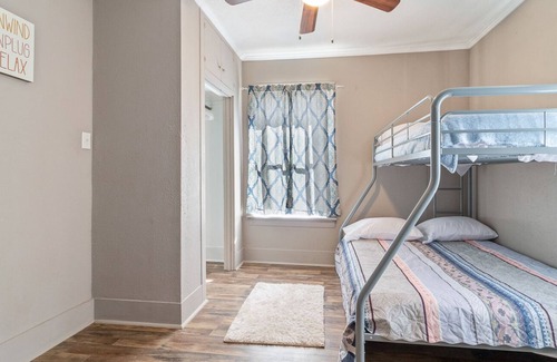 New Iberia Villa | Updated Cottage, pet friendly, full equipped home.