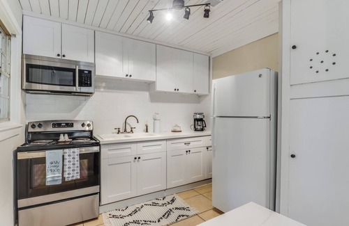 Biloxi Cottage | Updated cottage two blocks from the beach