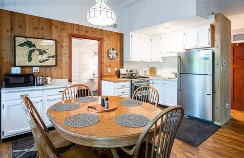 Holland Cabin | Updated Cozy Cabin near Lake Michigan