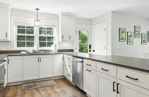 Sturgeon Bay House | Updated Door County Lake House | Sunsets, Fire Pit, Family-Friendly