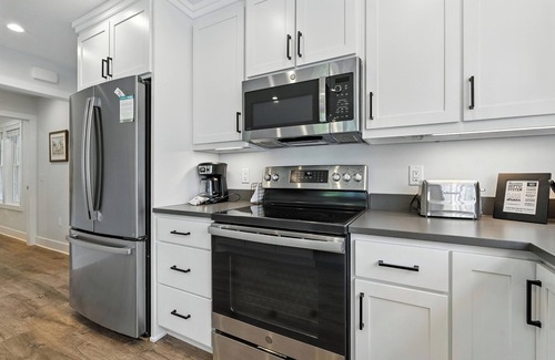 Sturgeon Bay House | Updated Door County Lake House | Sunsets, Fire Pit, Family-Friendly