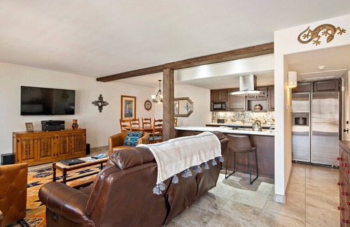Northeast Santa Fe Hotel | Updated Fort Marcy Condo, Walk to Plaza, Full Features, Great Amenities