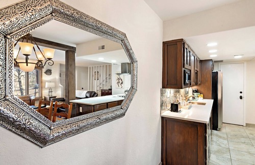 Northeast Santa Fe Hotel | Updated Fort Marcy Condo, Walk to Plaza, Full Features, Great Amenities
