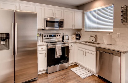 Northglenn House | ★Updated Home★ 20min to Denver, back patio w/gas firepit, pet friendly