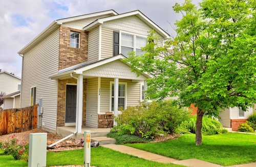 Northglenn House | ★Updated Home★ 20min to Denver, back patio w/gas firepit, pet friendly