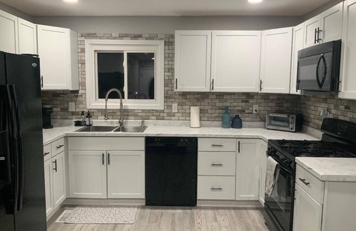 Bay View House | Updated home close to Lake Erie attractions & BOAT PARKING & SCREENED IN PORCH.
