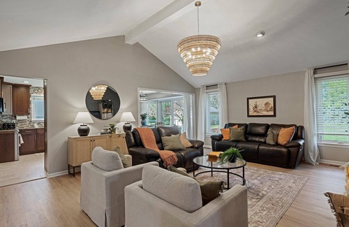 Rochester Hills House | Updated home with huge yard near multiple hospitals