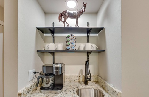 Lake Hamilton Apartment | Updated Hot Springs Condo w/Lakefront Balcony!
