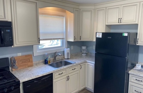 Villas House | Updated, HOT TUB, DOG Friendly, LGE PRIV YARD, Grill, Bikes, KAYAK, Paddle board