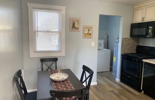 Villas House | Updated, HOT TUB, DOG Friendly, LGE PRIV YARD, Grill, Bikes, KAYAK, Paddle board