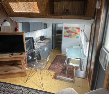 Sailboat Bend Boat Rental | Updated houseboat on the river!