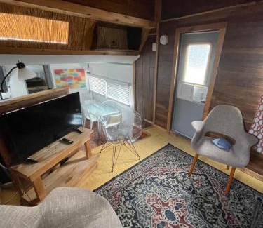 Sailboat Bend Boat Rental | Updated houseboat on the river!