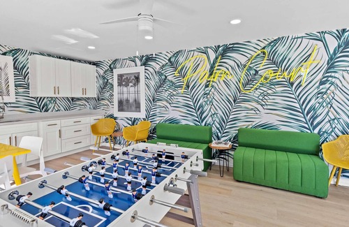 Ash Apartment | Updated King Efficiency Across From Beach