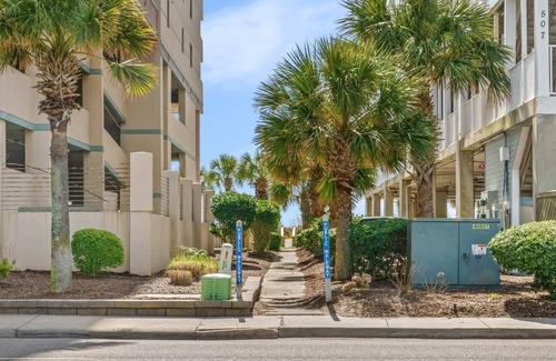 Ash Apartment | Updated King Efficiency Across From Beach