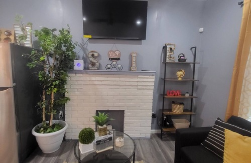 St. Louis House | Updated Modern 2 Bed/1 Bath Urban Bungalow in North City.10 Mins to Downtown STL