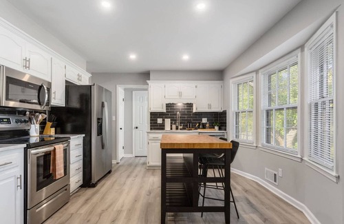 Bel-air Heights House | Updated Modern Home | 4 Bed | Close to Resos & Bar