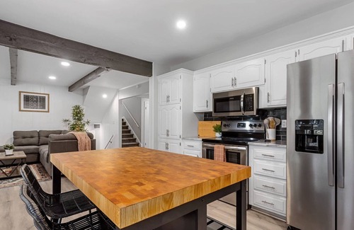 Bel-air Heights House | Updated Modern Home | 4 Bed | Close to Resos & Bar