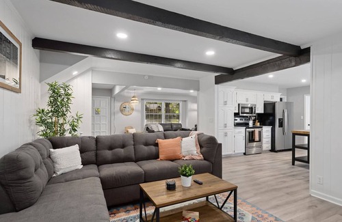 Bel-air Heights House | Updated Modern Home | 4 Bed | Close to Resos & Bar