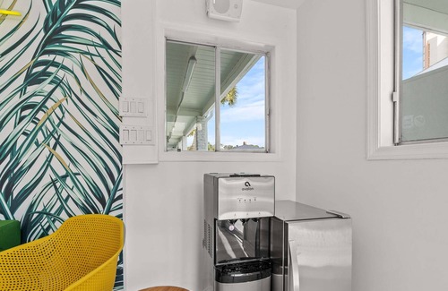 Ash Apartment | Updated Motel Room|King Bed|Beach Close|Free WiFi