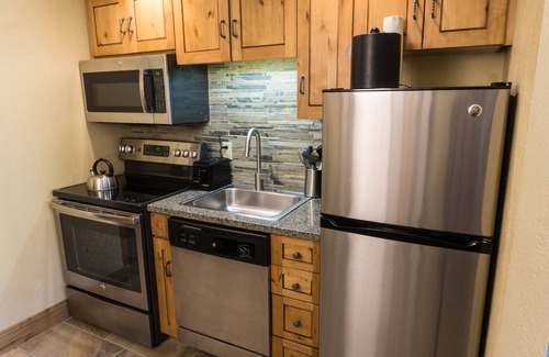 Park City Condo | Updated Studio w Full Kitchen Spacious Living Room by RedAwning - Save 20% on 7+ Nights!