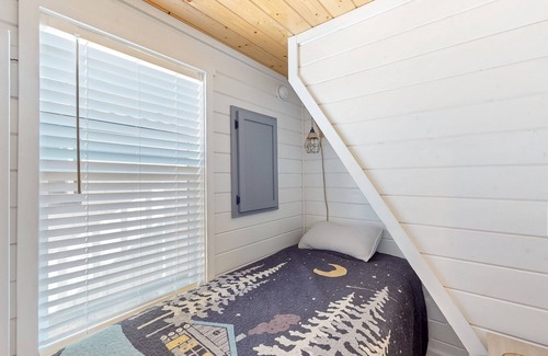 Clarkesville House | Updated tiny home with two living rooms, fireplace, grill, & games - near hiking