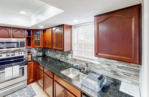 Palma Ceia House | Updated townhome in the heart of South Tampa with fenced yard, deck, & W/D