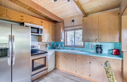 Tierra Del Mar House | Updates Galore, Queen Suite, Pool Table, Hot Tub, Near Beach in Tierra del Mar!