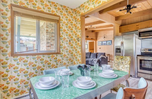 Tierra Del Mar House | Updates Galore, Queen Suite, Pool Table, Hot Tub, Near Beach in Tierra del Mar!