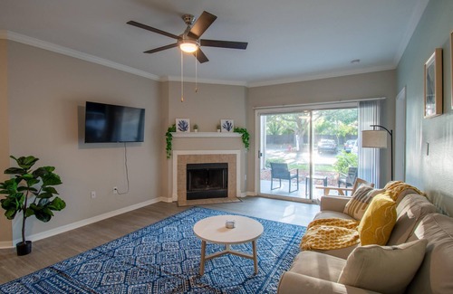 Southside House | Upgraded 3 bed apt Close to Beaches and Mayo Clinic