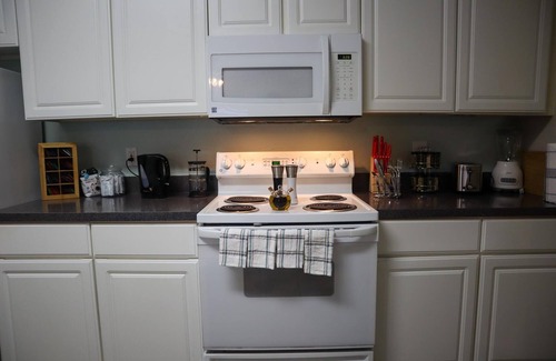 Southside House | Upgraded 3 bed apt Close to Beaches and Mayo Clinic