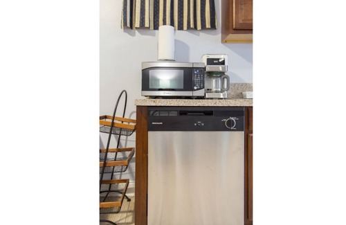 Boyds Apartment | 🌴☀️Upgraded 3 Bedroom Basement Apartment w/Private Entry 🌴☀️