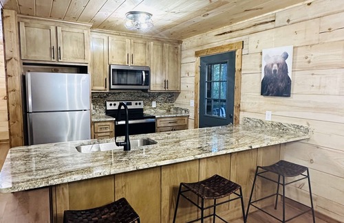 Boone Cabin | Upgraded 3 BR Blowing Rock Log Cabin near ASU,Tweetsie. AC,Firepit,Foosball.