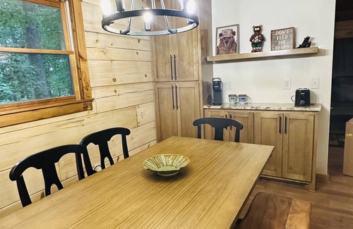 Boone Cabin | Upgraded 3 BR Blowing Rock Log Cabin near ASU,Tweetsie. AC,Firepit,Foosball.