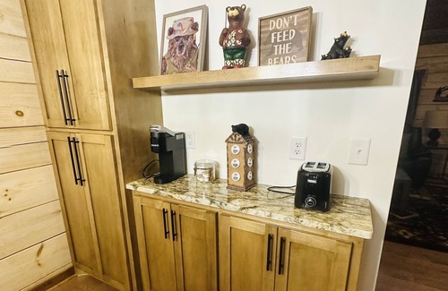 Boone Cabin | Upgraded 3 BR Blowing Rock Log Cabin near ASU,Tweetsie. AC,Firepit,Foosball.