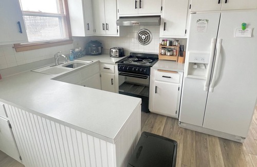Cudahy House | UPGRADED 4BR Home in Milwaukee - Near airport and downtown