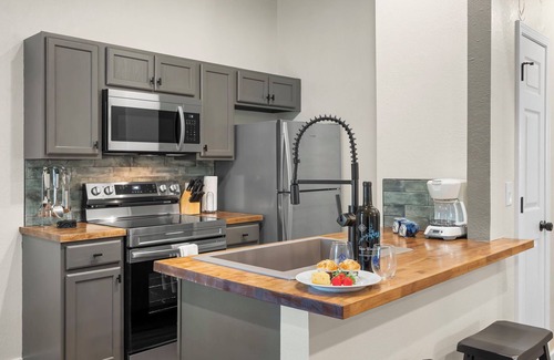 Kimberling City Condo | Upgraded Bungalow w Peaceful Views-Cmty Outdoor Pool, Mini Golf & More-Free Daily Tickets