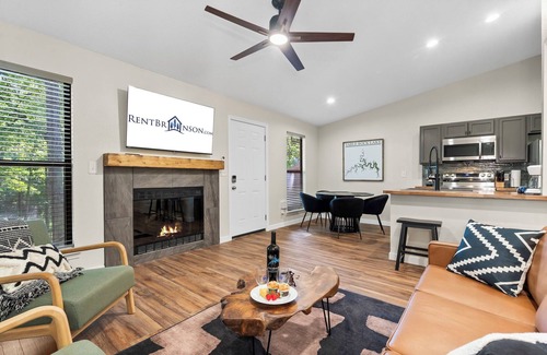 Kimberling City Condo | Upgraded Bungalow w Peaceful Views-Cmty Outdoor Pool, Mini Golf & More-Free Daily Tickets