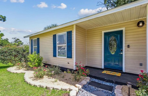 South Pensacola House | Upgraded Midcentury 3 BDR Home Downtown Pensacola