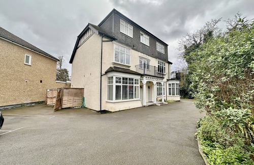 St. Andrew's Apartment | Upminster Bridge Station Excel House
