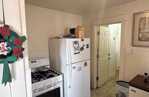 Garfield Heights Apartment | Upper Charming 2-bedroom apartment with AC, WiFi in lovely Garfield Heights