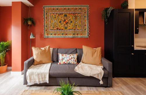 Belfast Apartment | Upper Eastside Boutique - Lush bed & Fab location