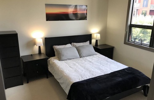South Pandosy Apartment | Upper Floor w/ Courtyard View 550