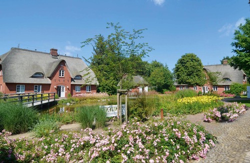 Norddorf Apartment | Upper floor apartment on 2 levels, up to 4 persons, with beach chair in the garden