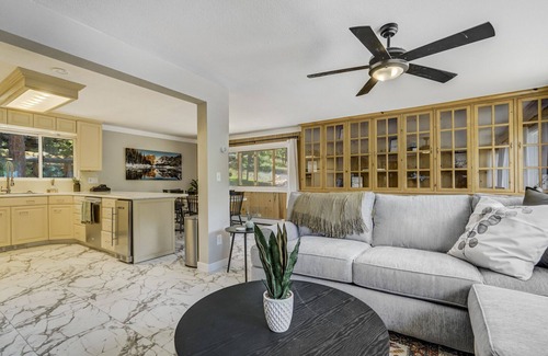 Cascade House | Upper Stone Lodge | Hot Tub & Game Room| Upper Unit