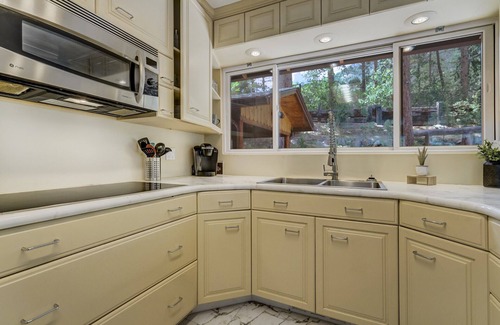 Cascade House | Upper Stone Lodge | Hot Tub & Game Room| Upper Unit