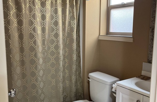 Arbor Lodge Apartment | Upscale 1/1 apt close to Fred Meyers, MAX tram and 305 exit