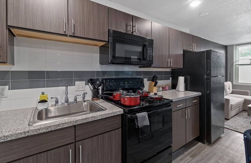Corryville Apartment | Upscale 2 Bed Suite — Mins to Downtown Cincinnati!