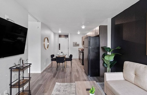 Corryville Apartment | Upscale 2 Bed Suite — Mins to Downtown Cincinnati!