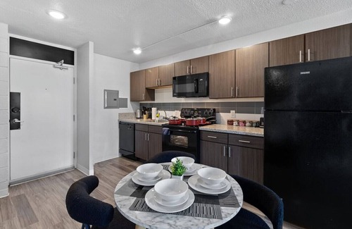 Corryville Apartment | Upscale 2 Bed Suite — Mins to Downtown Cincinnati!